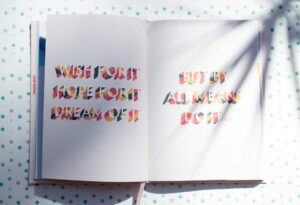 Notes z motywacyjnym napisem – symbol pozytywnego nastawienia, samorozwoju i wzrostu motywacji dzięki hipnozie.