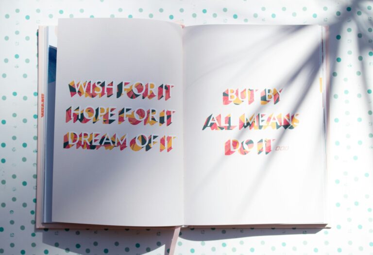 Notes z motywacyjnym napisem – symbol pozytywnego nastawienia, samorozwoju i wzrostu motywacji dzięki hipnozie.